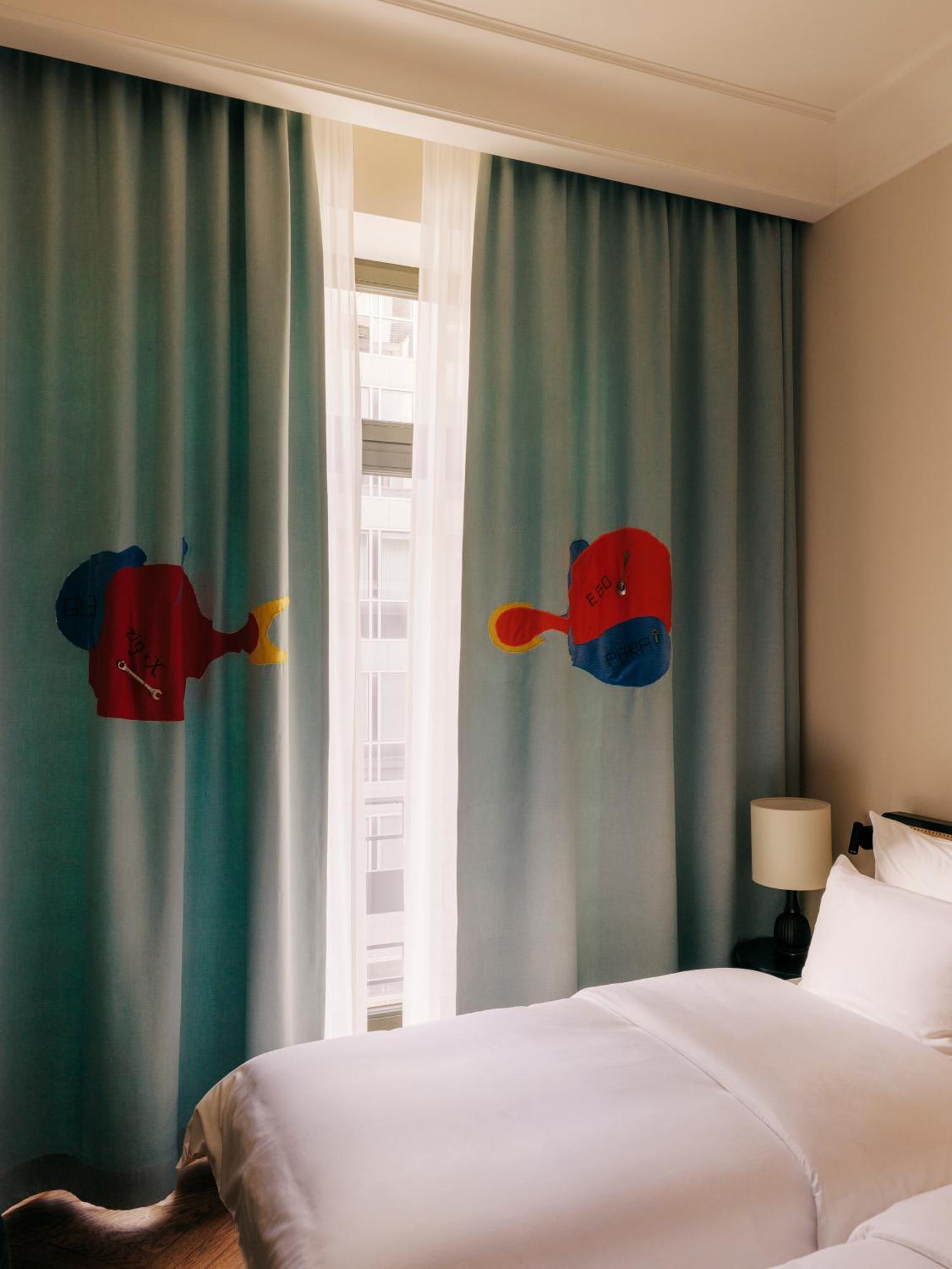 Boutique Hotel Chateau Royal برلين المظهر الخارجي الصورة Curtains in the hotel room